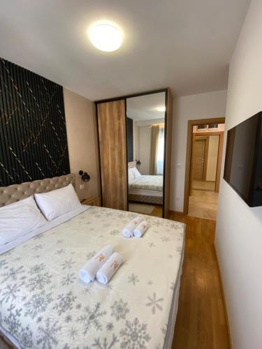 a bedroom with a bed with two towels on it at Apartman Tornik Relax&Spa 3 in Zlatibor