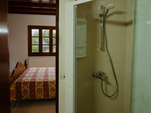 Bilik mandi di Koutsini Villa