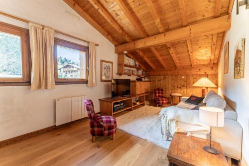 a living room with a bed and a table at Chalet Sapi in Combloux