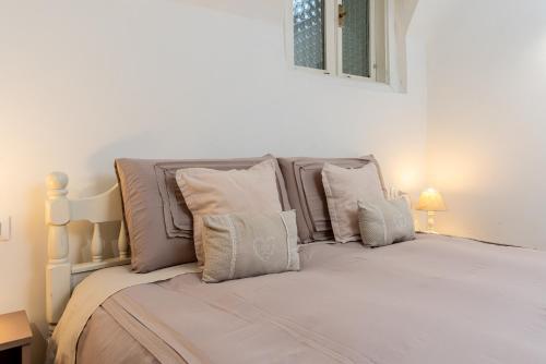 a white bed with white pillows on top of it at VACANZE VICINO ALLE PISTE - Vicino a Parcheggio e Centro Benessere - Parco Naturale Adamello Brenta - WI-FI & Netflix in Caderzone Terme