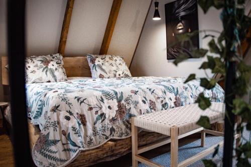 ein Schlafzimmer mit einem Bett mit Holzrahmen in der Unterkunft FreeDom Chalet in Verneşti