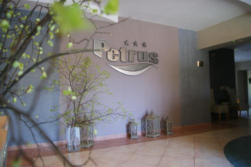 Sijil, anugerah, tanda atau dokumen lain yang dipamerkan di Hotel Petrus