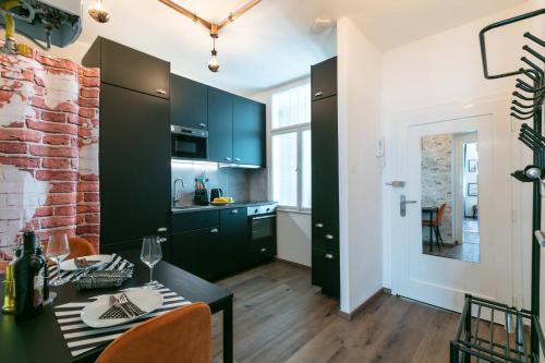 6 min walk to metro - 3 stops to city center