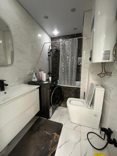 un bagno con WC, lavandino e doccia di Nomad Home a Bishkek