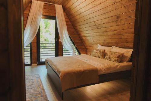Lova arba lovos apgyvendinimo įstaigoje A-Frame Cabins & Private Jacuzzi