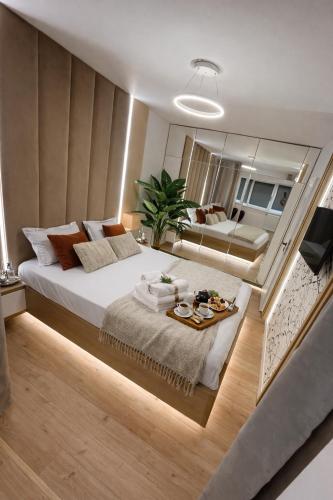ein Schlafzimmer mit einem großen Bett und einem großen Spiegel in der Unterkunft Palas Loft in Iaşi