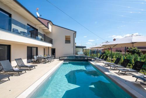 Villa Domenica Medelina 5. City center, pool, jacuzzi, sauna