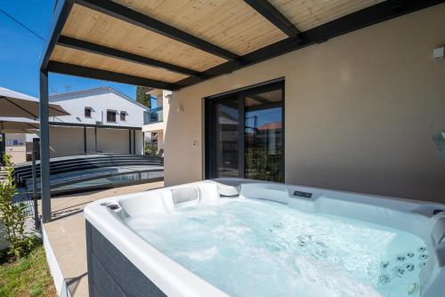 Villa Domenica Medelina 5. City center, pool, jacuzzi, sauna