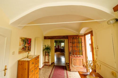 a hallway with an archway and a door in a house at Winzerhaus am Eichberg in Leutschach