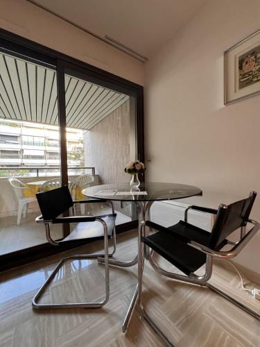 una sala da pranzo con tavolo e sedie in vetro di Gray d'Albion VIM1163 studio a Cannes