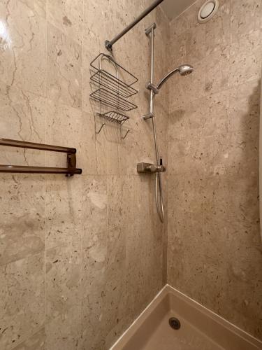un bagno con doccia con porta in vetro di Gray d'Albion VIM1163 studio a Cannes