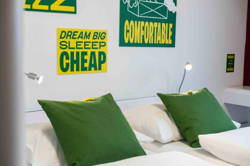 Un pat sau paturi într-o cameră la SLEEEP Hotel Wiener Neudorf