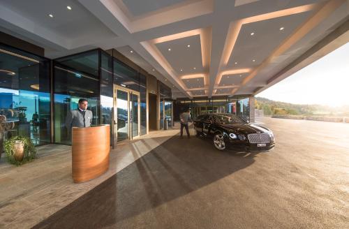 Bürgenstock Hotel & Alpine Spa — Facade/entrance