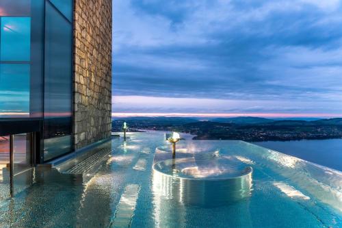Bürgenstock Hotel & Alpine Spa — Pool view