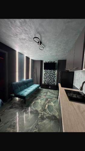 a living room with a green couch and a kitchen at La Garson in Borsa