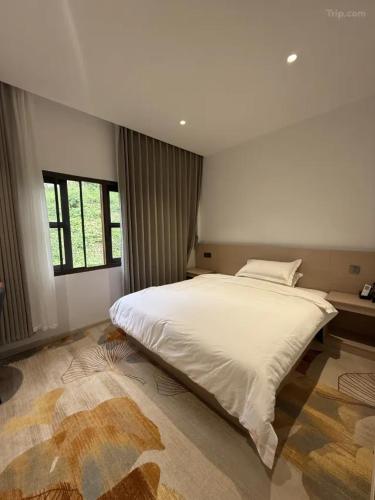 Llit o llits en una habitació de Sengdao Hotel