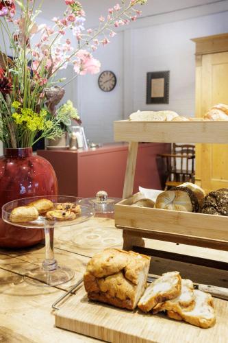 a table with a bunch of bread and pastries at Simmerwille B&B- Camping- Bootverhuur in Earnewâld