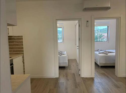 a room with two beds and a room with two windows at Villa Roki in Ravanj