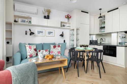Stylish Apartment with Garden and Parking in Żywiec by Noclegi Renters