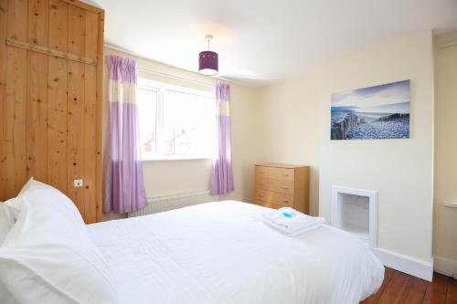 ein Schlafzimmer mit einem weißen Bett und einem Fenster in der Unterkunft Coundon Fields in Allesley