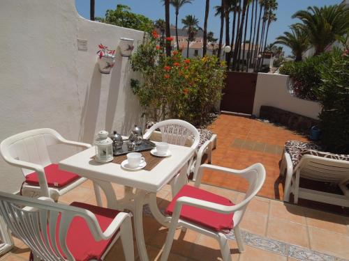 Duplex Parque Santiago 2 close to pool, sea + beach, central, Wifi, heated pool