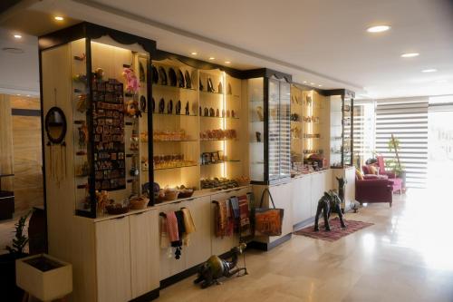 un magasin avec un étalage de chaussures sur le mur dans l'établissement Corner View Hotel, à Wadi Musa