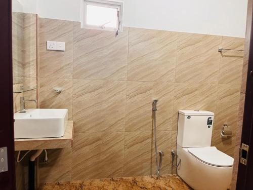 a bathroom with a toilet and a sink at Diyon'S Lodge in Ella
