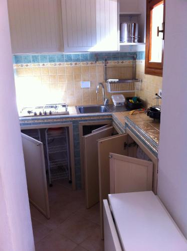 una cucina con lavandino e piano di lavoro di Casa Carla a Cavo