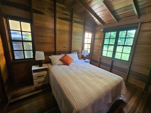 Llit o llits en una habitació de RayneBow Cabin