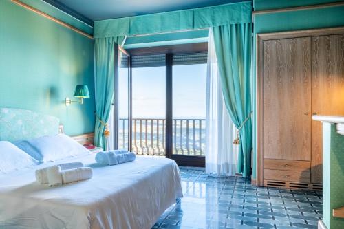 Llit o llits en una habitació de 501 Hotel