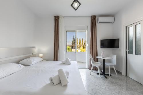 Peaceful Studio with Views Golem by PikHost