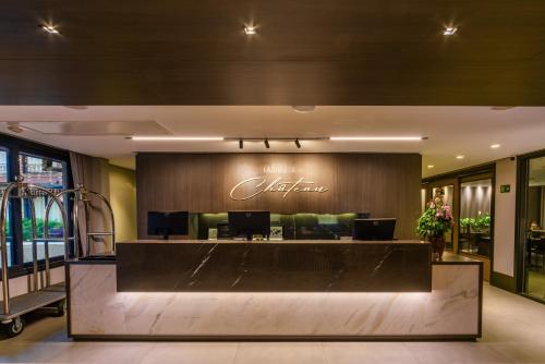 a lobby of a hotel with a reception desk at Chateau Laghetto Collection Oficial in Gramado