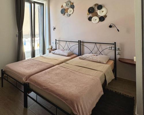 two beds sitting next to each other in a bedroom at Pythagorion Harbour Residence in Pythagoreio