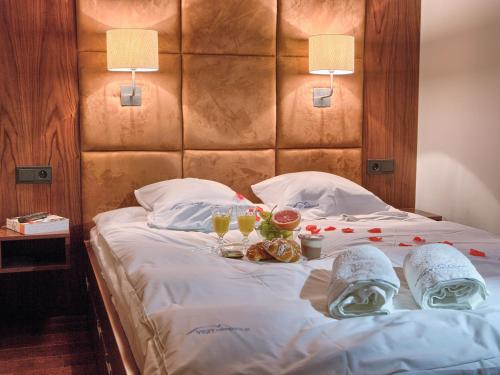 VisitZakopane - Adriatic Apartment tesisinde bir odada yatak veya yataklar