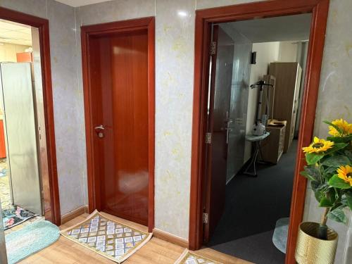a room with a door and a mirror in a room at الهورايزون in Ajman 