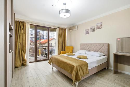 a bedroom with a bed and a balcony at REYNA APART HOTEL in Constanţa