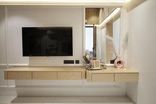a living room with a flat screen tv on a entertainment center at Namaste Corbett Resort and Spa in Jāmb