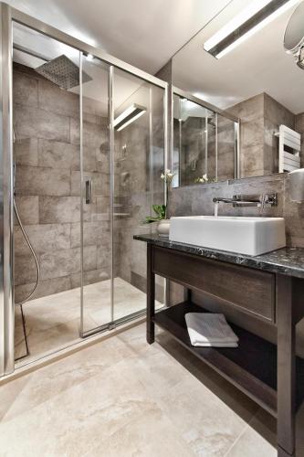 ein Badezimmer mit Waschbecken und Dusche in der Unterkunft Red Baron Hotel & Restaurant in Świdnica