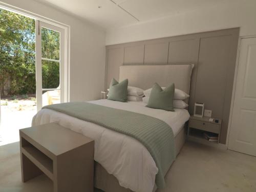 Robertson Manor tesisinde bir odada yatak veya yataklar