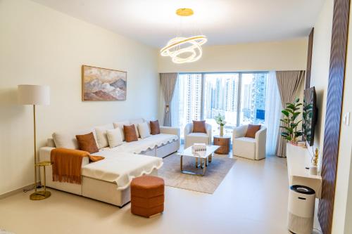 Spacious 2BR with Maids Staycation - Pool View - Reem
