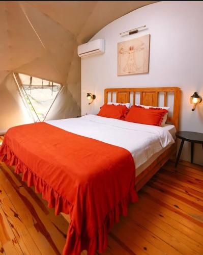 a bedroom with a large bed with red pillows at Rida Sultan Konağı Kozbeyli in Eskiömerler