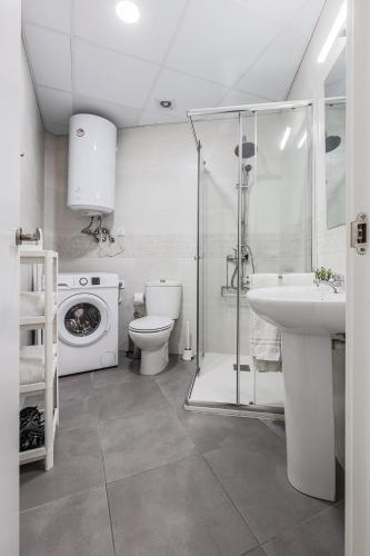 a bathroom with a shower toilet and a sink at Algaba Huelva alto in La Algaba