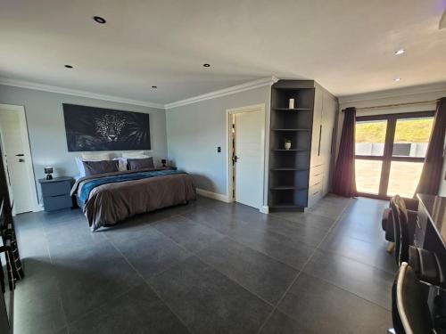 a bedroom with a bed and a large window at Pegasus Peak Lodge in Drummond