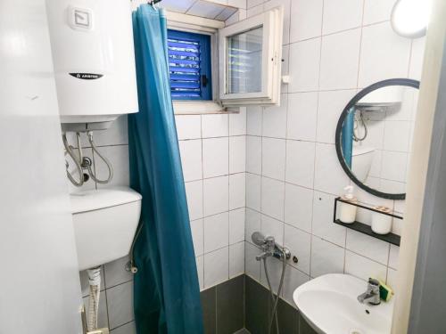 A bathroom at Hostel Budva