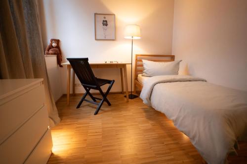 a bedroom with a bed and a desk with a chair at An der Kirchtreppe in Blankenburg