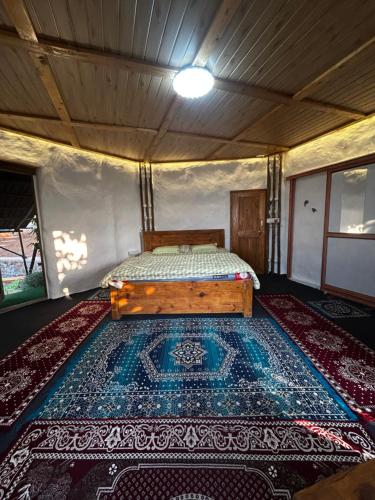ein Bett in einem Zimmer mit einem Teppich auf dem Boden in der Unterkunft NESTORY forest retreat in Kolvan