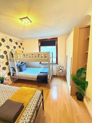 a bedroom with two bunk beds in a room at 25 Minutes to Central London Rooms 35 in London