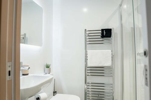ein weißes Badezimmer mit Toilette und Waschbecken in der Unterkunft 32 Bondgate Without in Alnwick