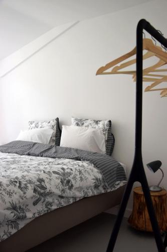 a bedroom with a bed and a lamp on a table at Slapen bij Uppruna in Chaam