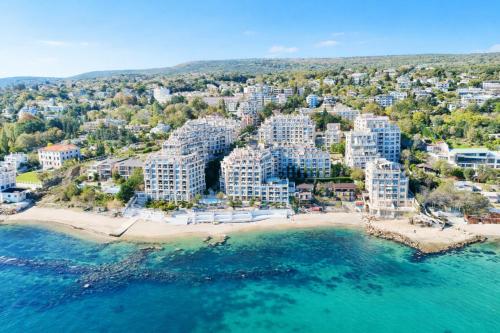 La Mer Sea View & Beachfront Apartment